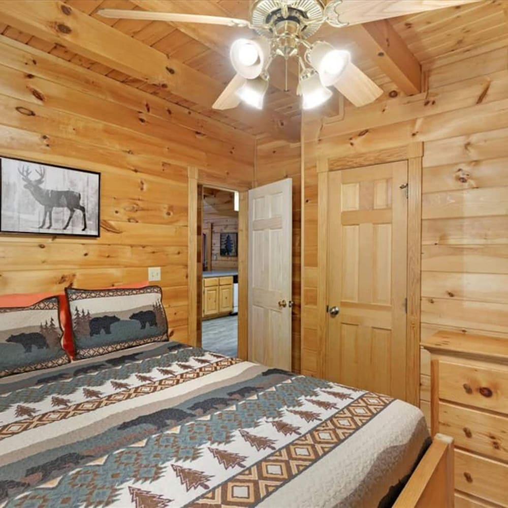 Minutes to Parkway I Pigeon Forge Sleeps 14 5BR view 3