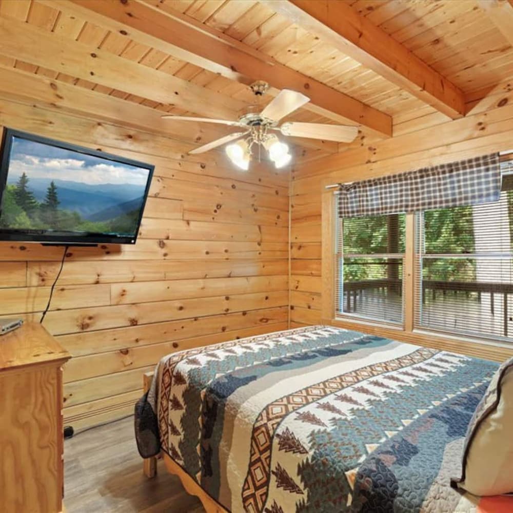 Minutes to Parkway I Pigeon Forge Sleeps 14 5BR view 4