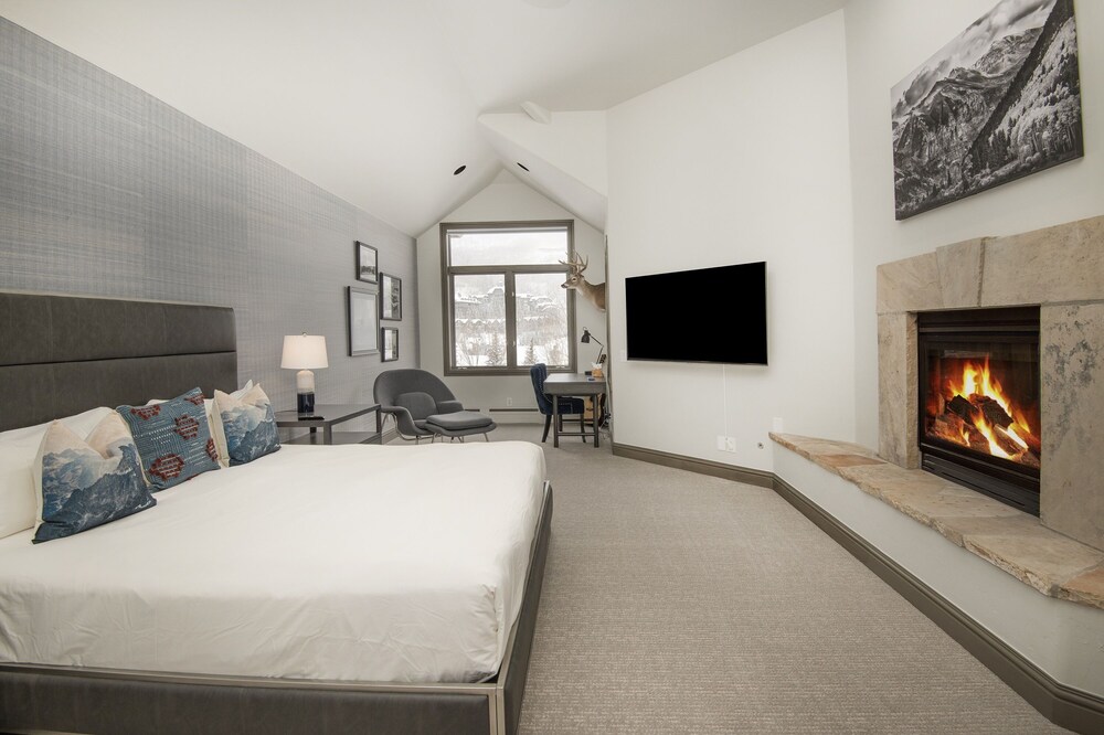 Ski In Ski Out Townhome in Rocky Mountain Access to Elkhorn Chairlift by RedAwning