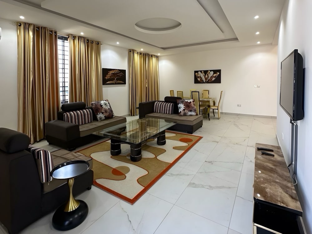 2BR Apartment With Pool and Wifi Near Airport