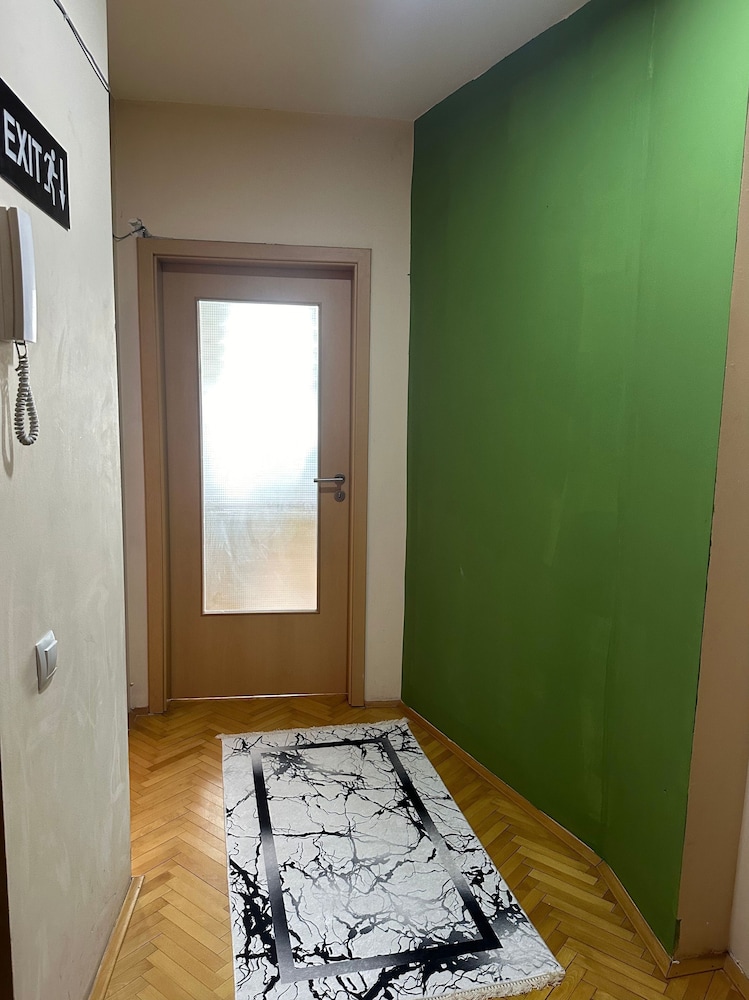 Yellow Moon Hostel&Apartment