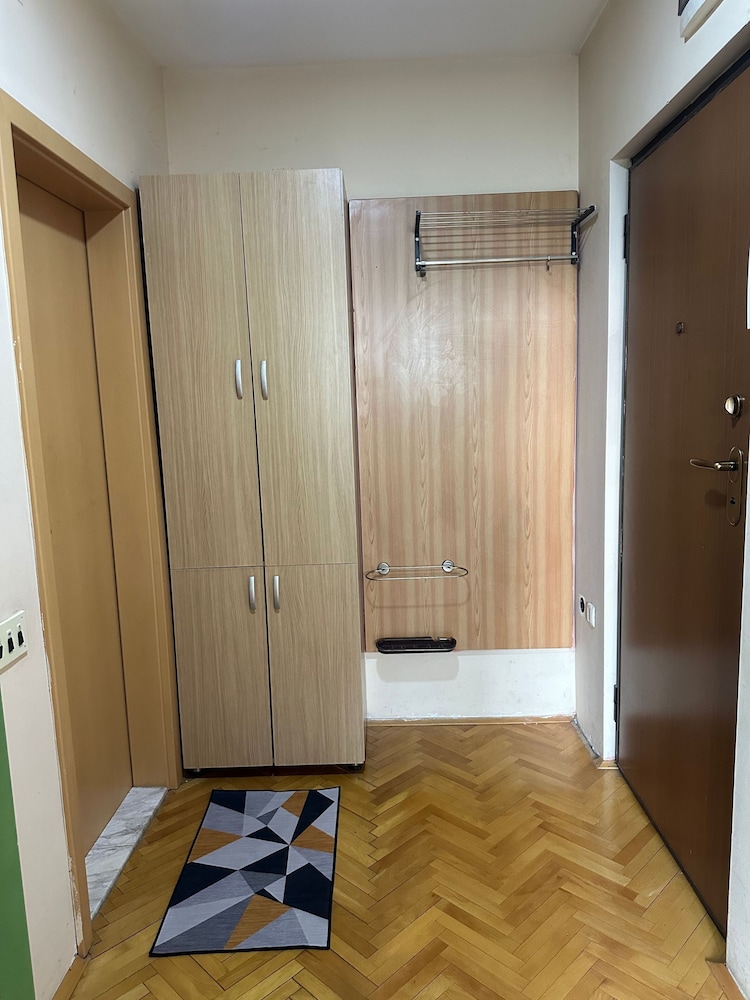 Yellow Moon Hostel&Apartment