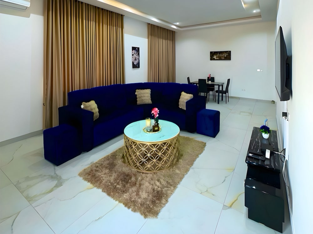 2BR Apartment With Pool and Wifi Near East Airport