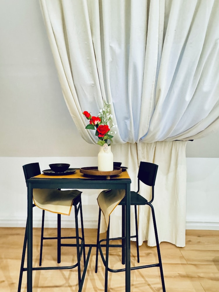 Comfortable 5 BR Apt near Schonbrunn