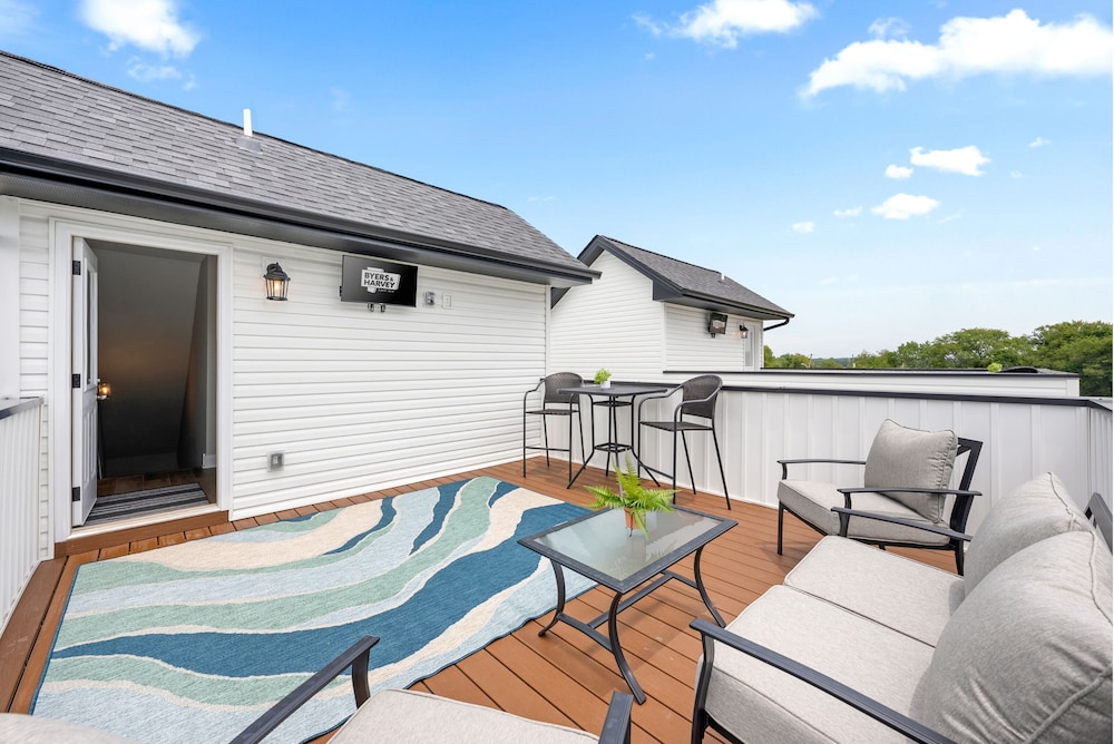 Adam's Downtown Retreat w/ Rooftop Access