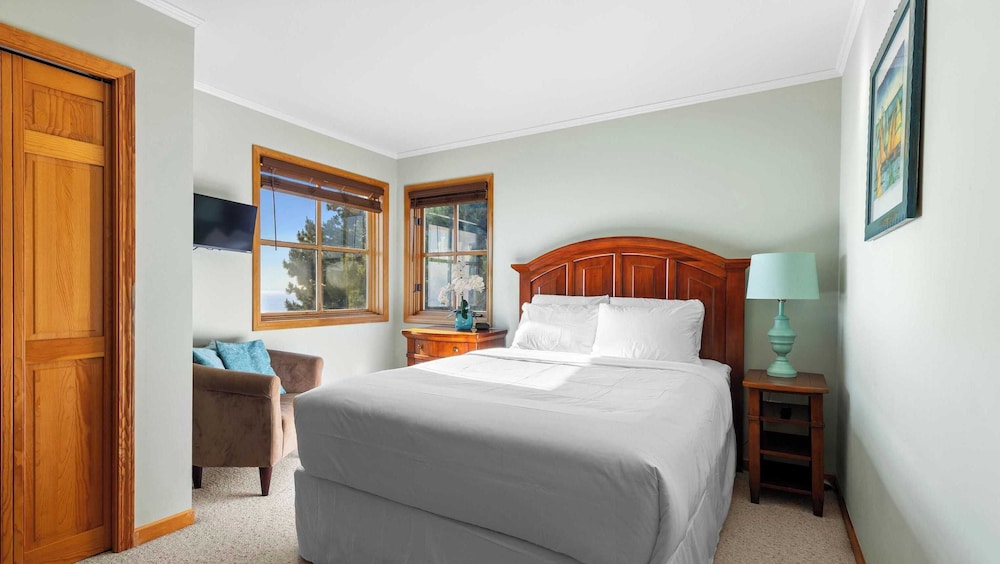 Seacliff Haven Waterfront Luxury, Stunning Views, Hot Tub & Game Room