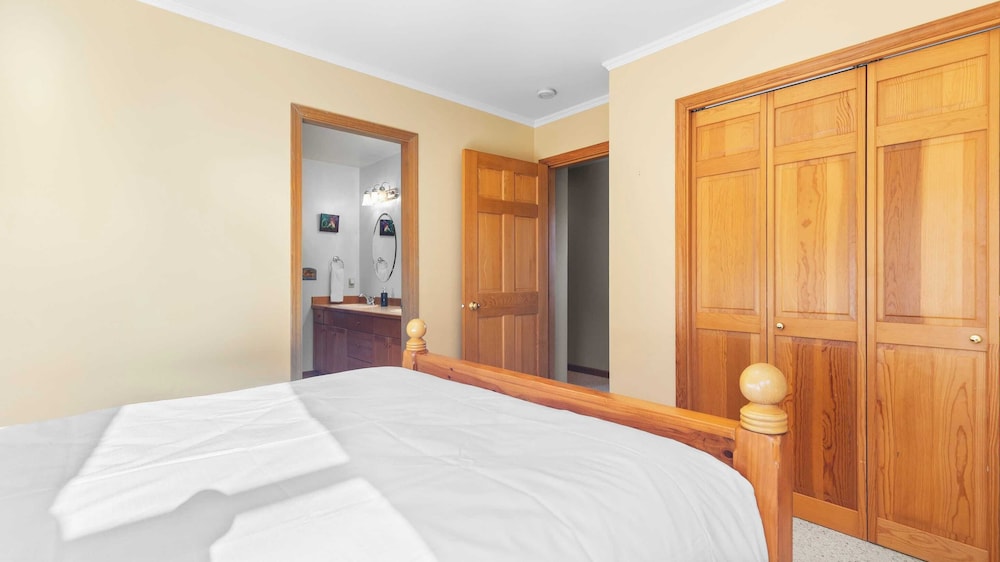 Seacliff Haven Waterfront Luxury, Stunning Views, Hot Tub & Game Room