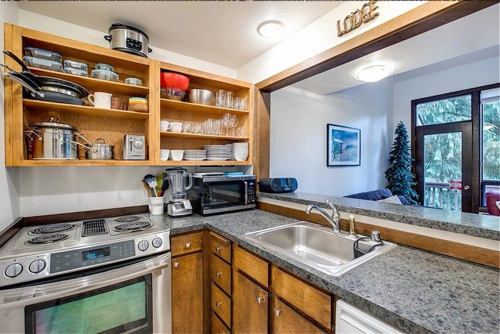 Snowater Condo - You'll be Sitting in the Lap of Luxury