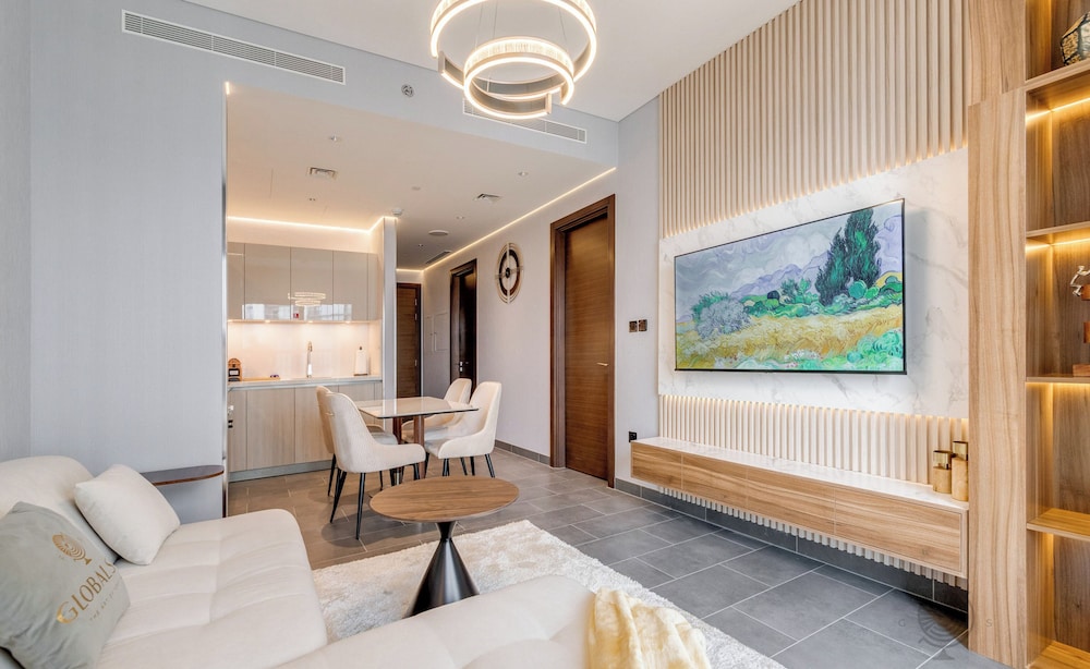 GLOBALSTAY. The Crest Tower C Apartments