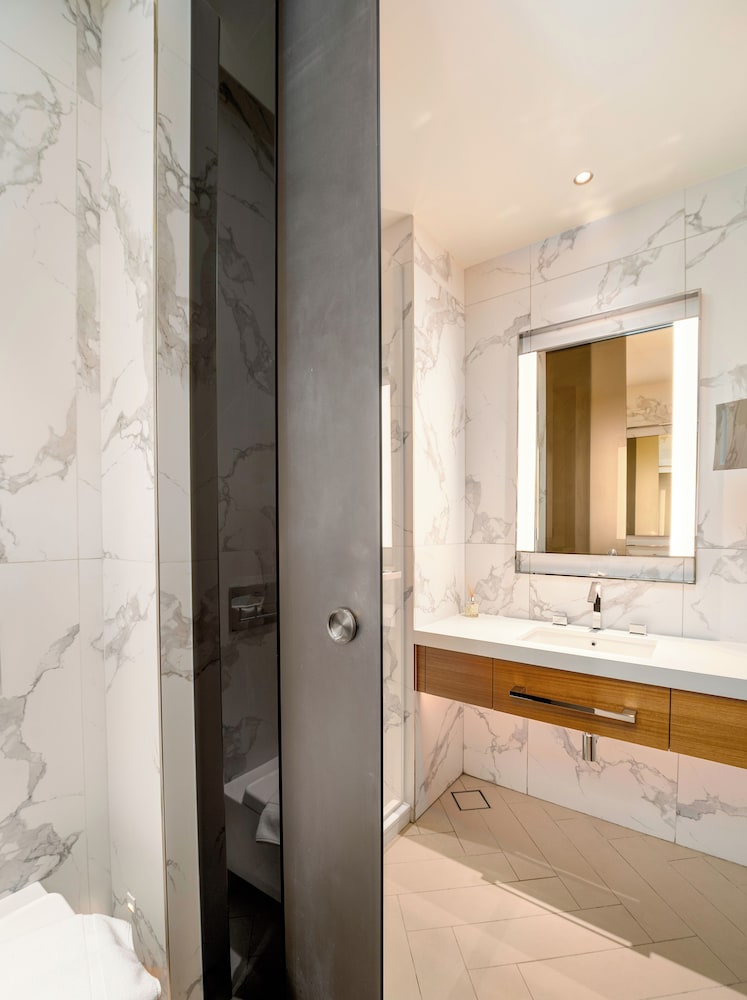 Posh 2 BR in Address Opera Mall Access