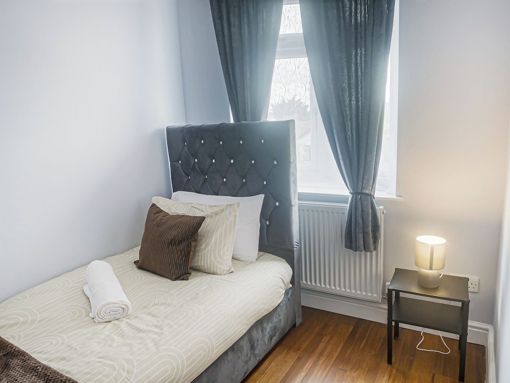 Spacious 6 Bedroom House in Bexleyheath