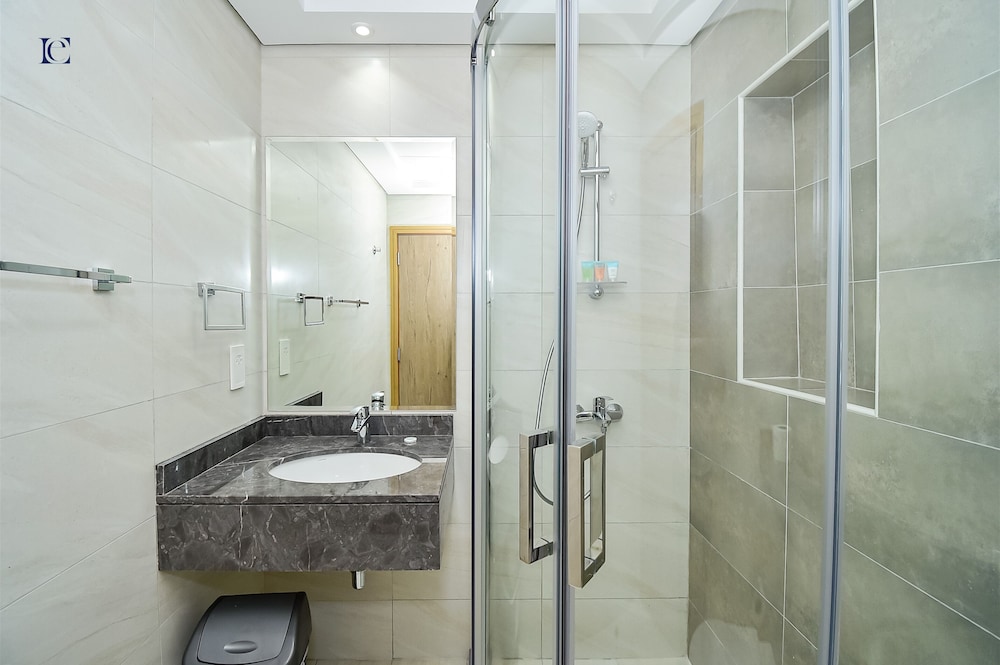 Stylish 1BR with Skyline View - THE BAY photo 3
