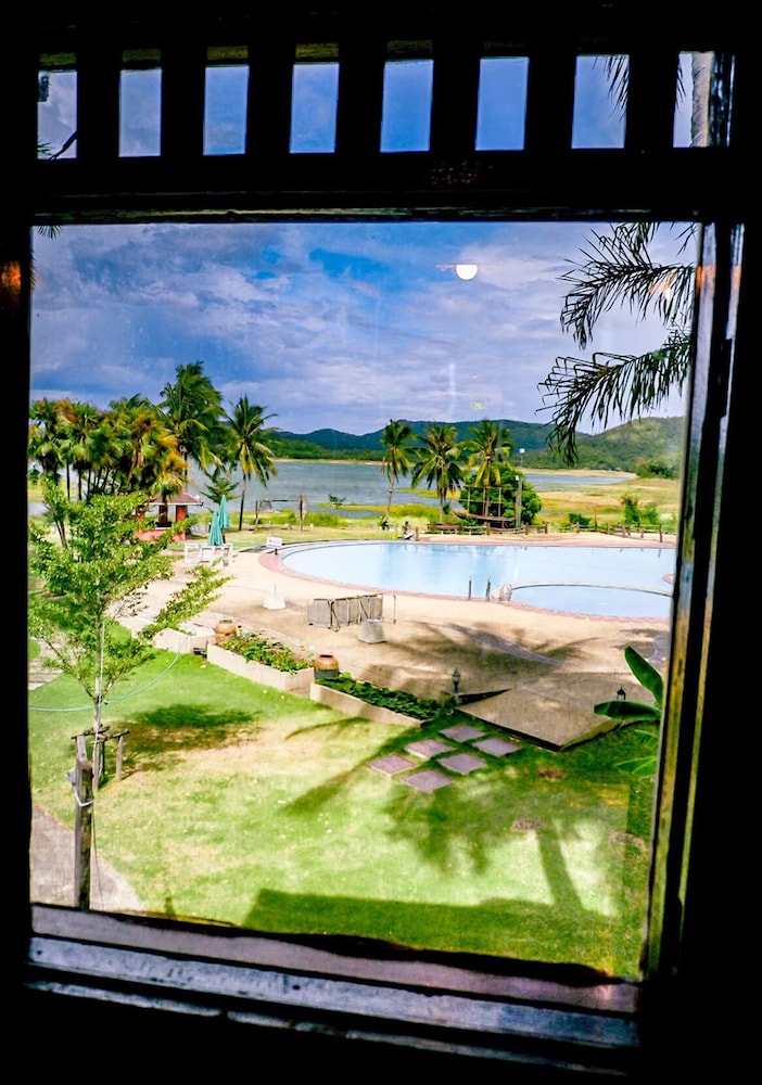 Kaengkrachan Boathouse Paradise Resort