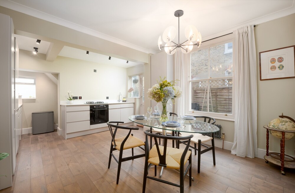 Spacious two Bedroom Maisonette With Private Garden in Balham by Underthedoormat