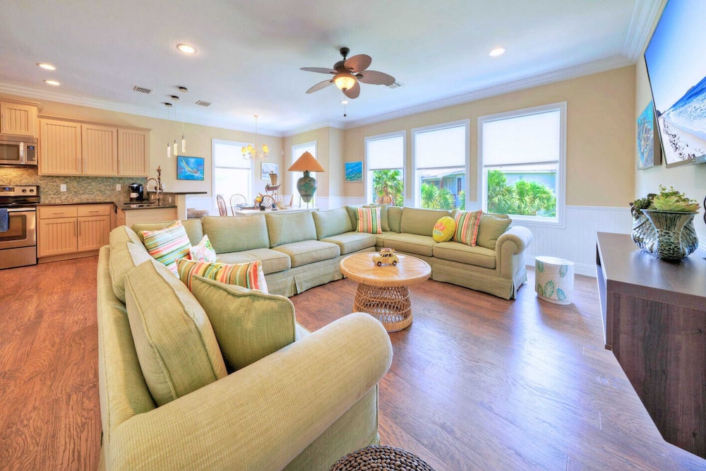 2 Homes in Las Palmeras by Avantstay Sleeps 18, Resort Pool + Private Patio Walk to Town, Golf Cart Zone