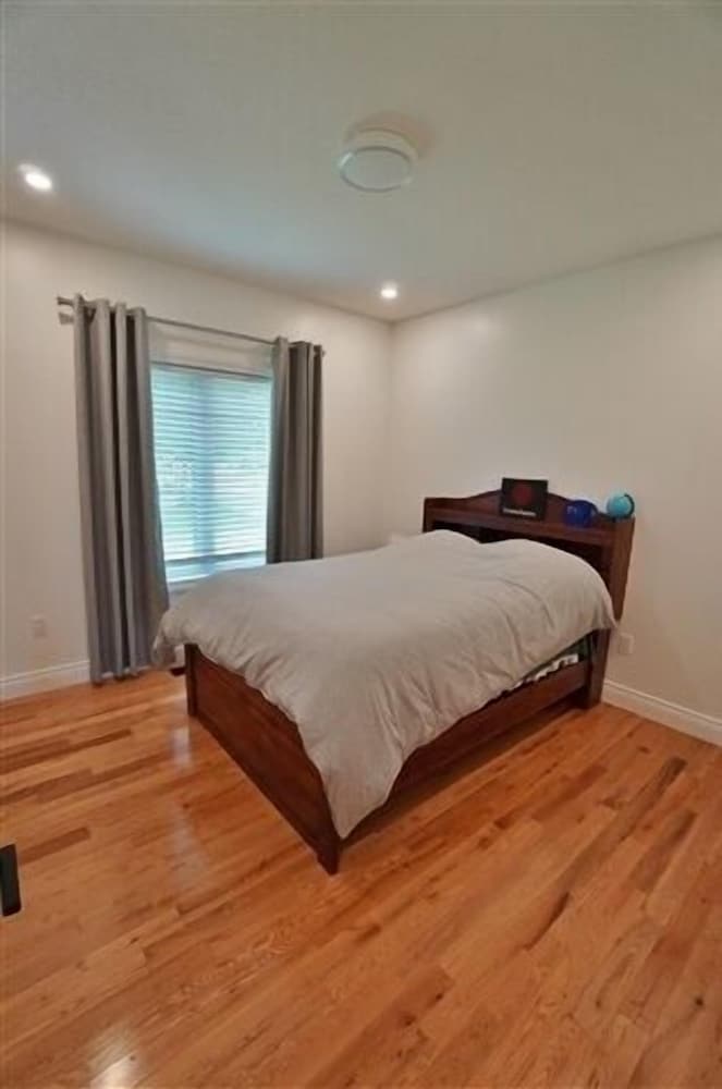 487 Bay Lake 4 Bedroom Cottage