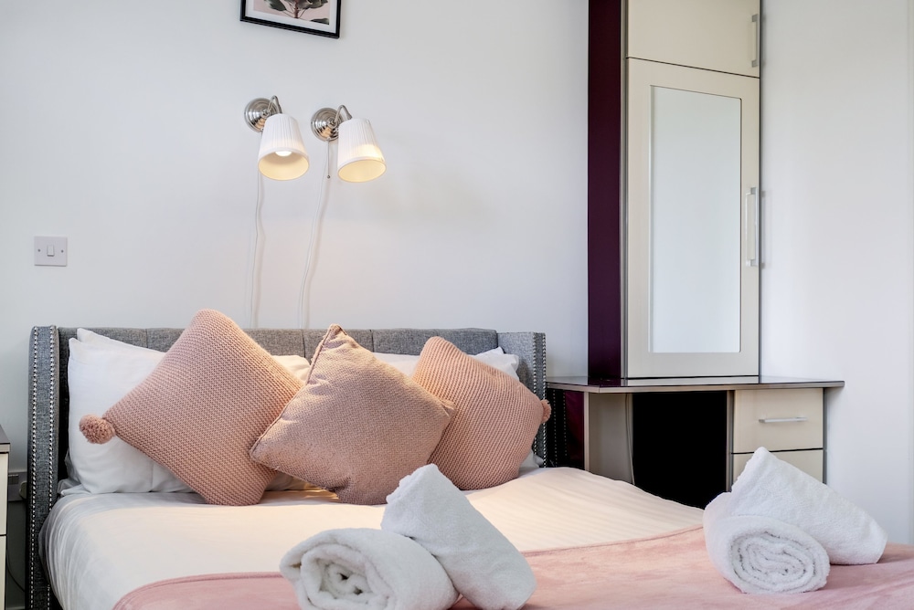 Foxherne 6 Bed & 3 Bath Serviced Hse -20