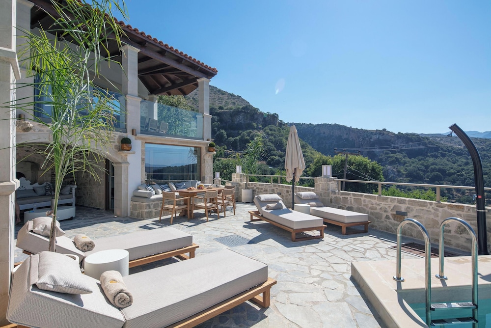 Moundros Luxury Villa & Spa