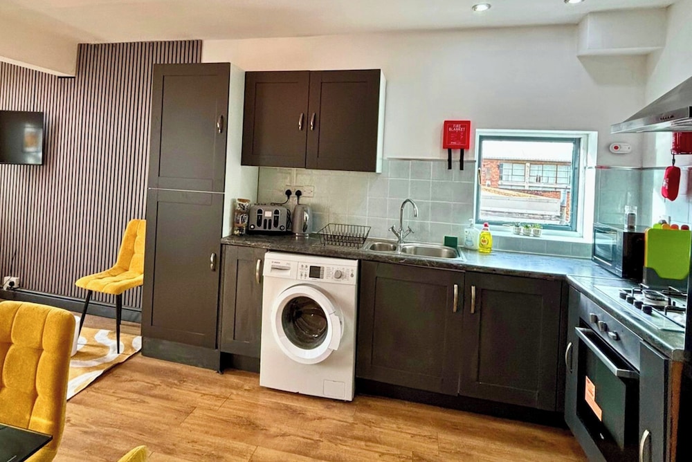 3 Bed Flat - Sleeps 8 - Parking - Wifi