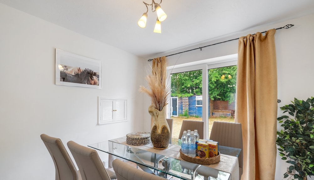 Sharp Close 4 Bedroom 2 Bath - Aylesbury