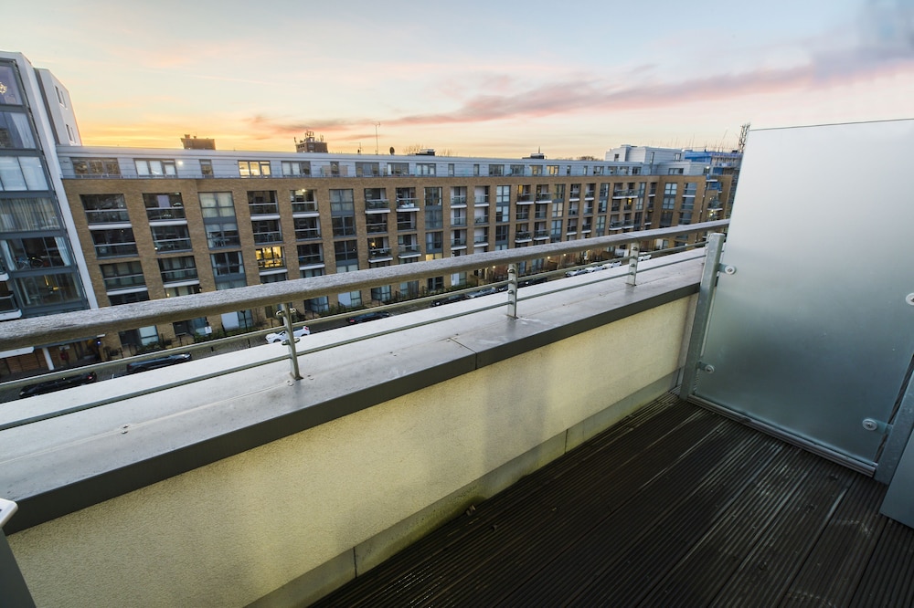 JOIVY Trendy Islington Flat for 2 with Patio