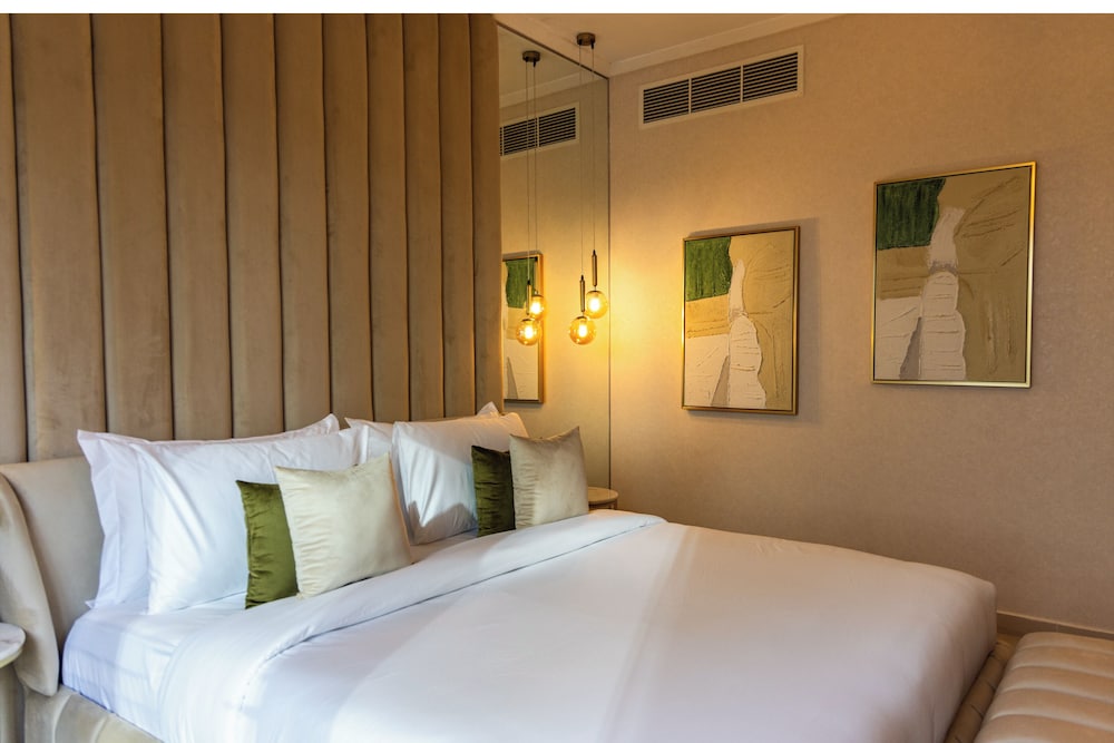 Durrani Homes - The Luxe Retreat 4BR Podium villa with private Jacuzzi and Burj Khalifa View