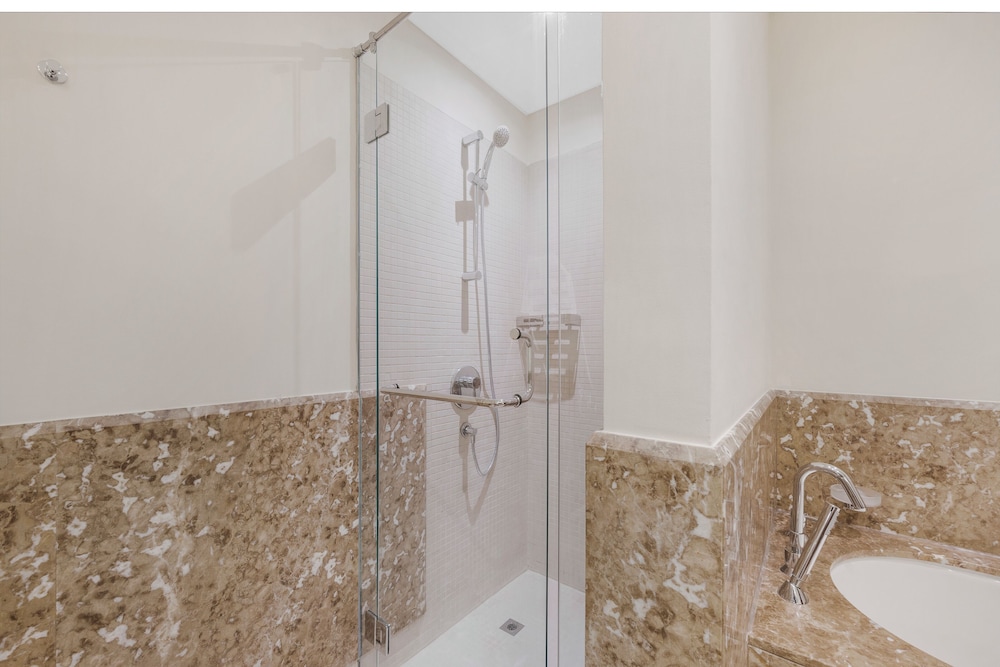 Durrani Homes - The Luxe Retreat 4BR Podium villa with private Jacuzzi and Burj Khalifa View