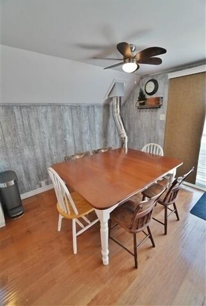 490 Lake St Peter $2100/sum Wk 3 Bedroom Cottage