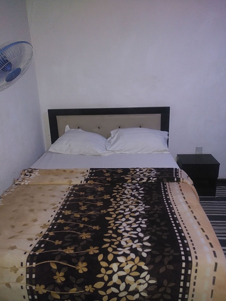 Room in House - Unrivaled Comfort at Val's Residence With King-sized bed view 4
