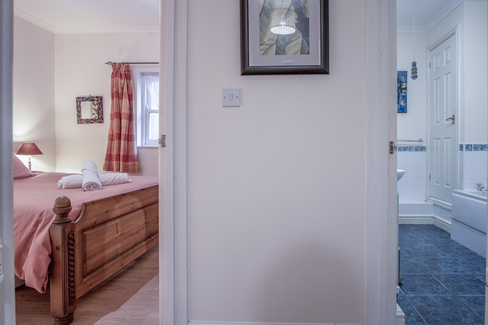 Arcadia - 1 Bedroom Apartment - Tenby view 2