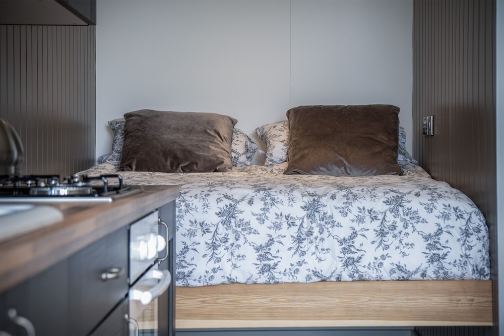 Cabin In The Woods - 1 Bed - Kilgetty