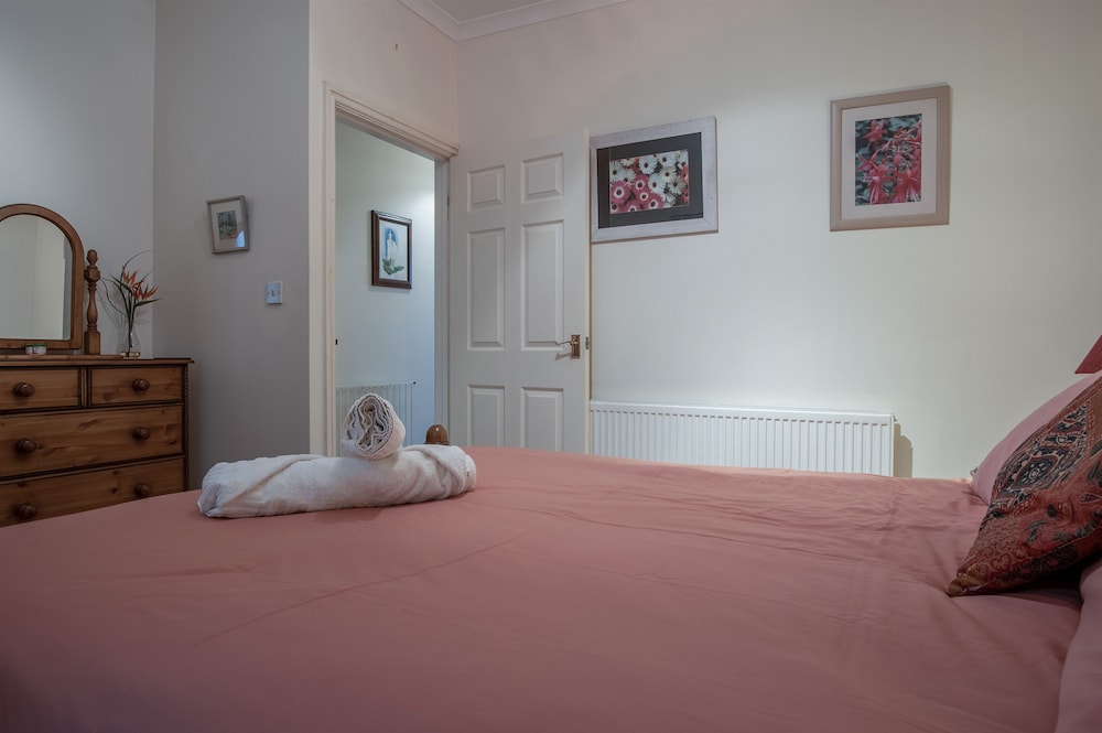 Arcadia - 1 Bedroom Apartment - Tenby view 3