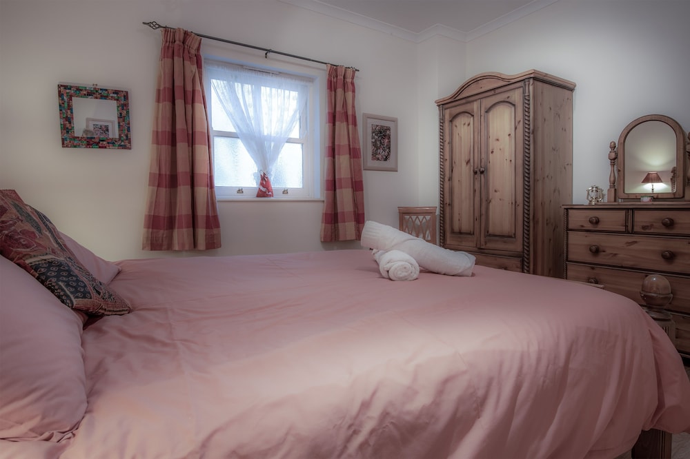 Arcadia - 1 Bedroom Apartment - Tenby view 5