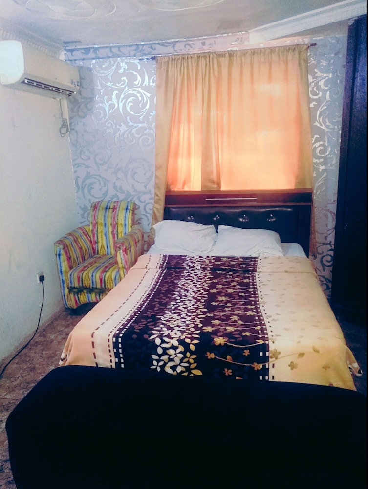 Room in House - Unrivaled Comfort at Val's Residence With King-sized bed view 5