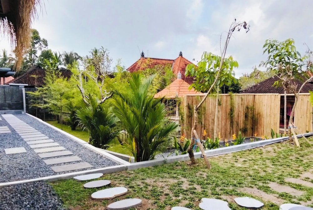 Queenara Local House