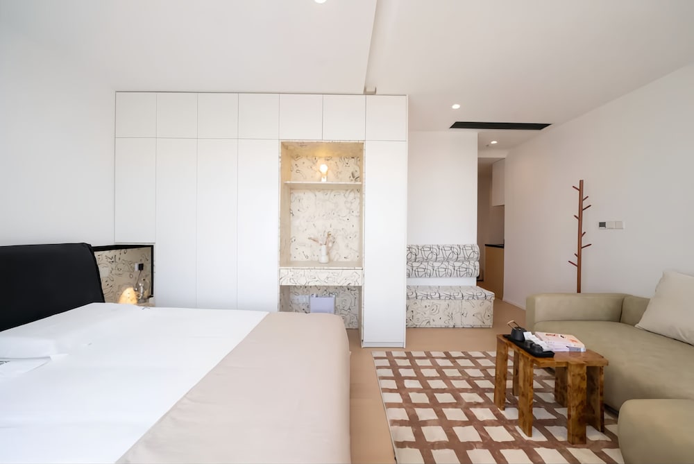 Shanghai Hills & Fan Stay