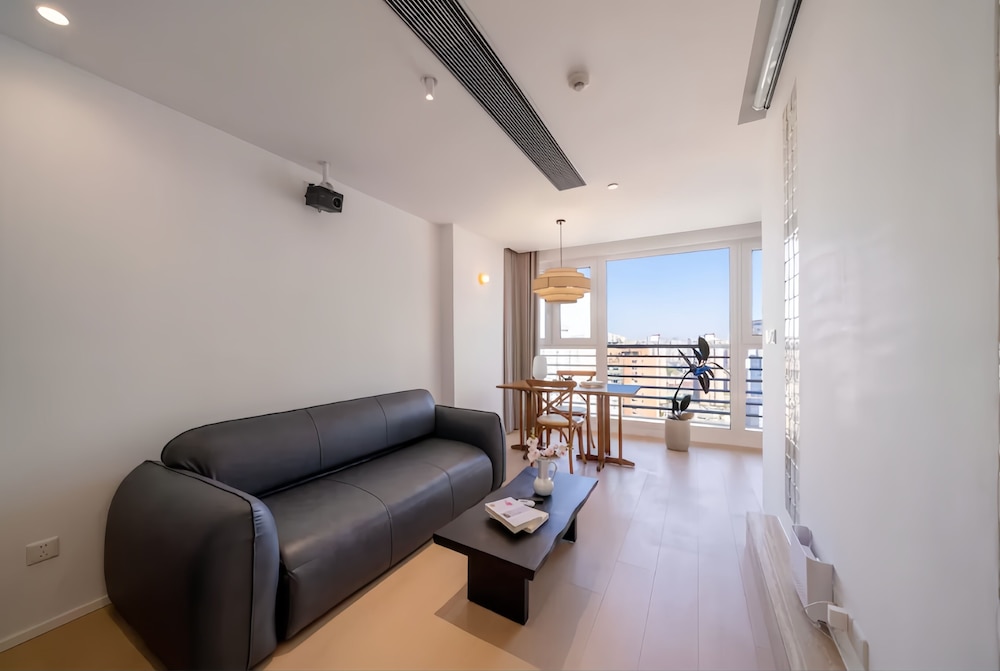 Shanghai Hills & Fan Stay