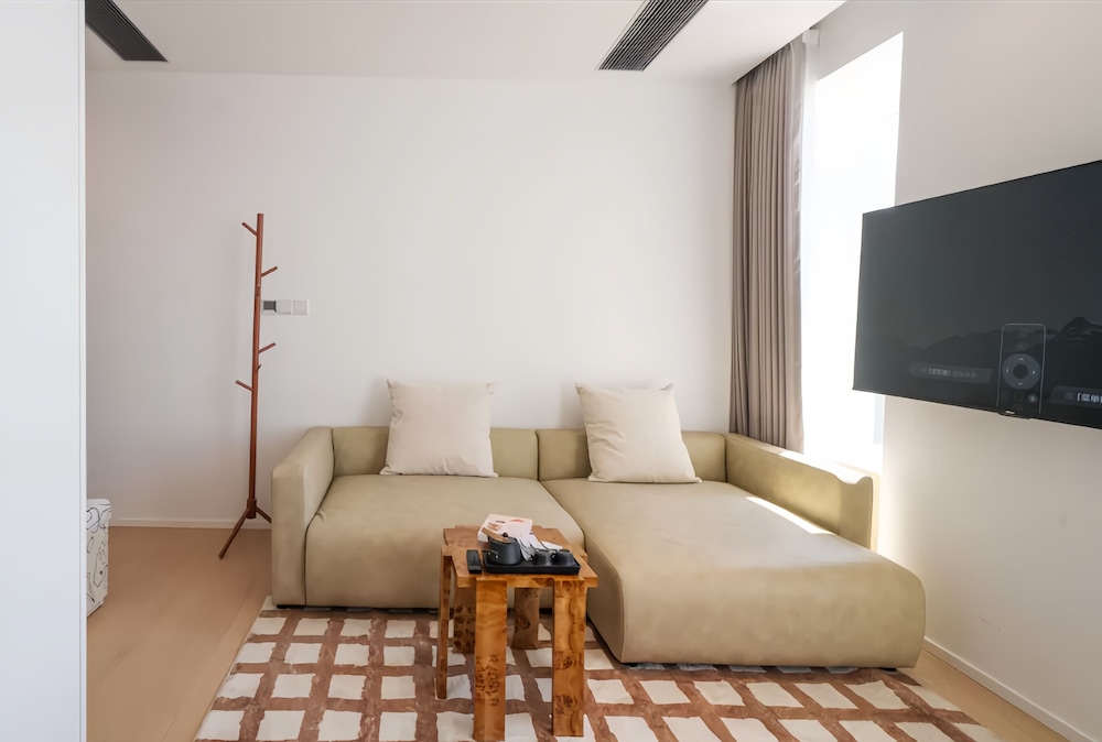 Shanghai Hills & Fan Stay