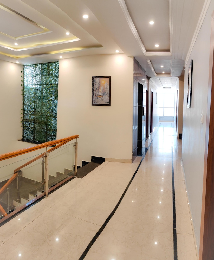 Lobby & Reception