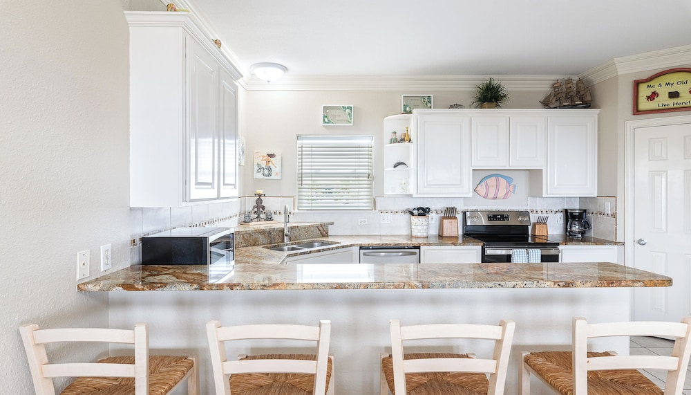 Beach Front Baby Ocean Views, Golf Cart & Pet Friendly!