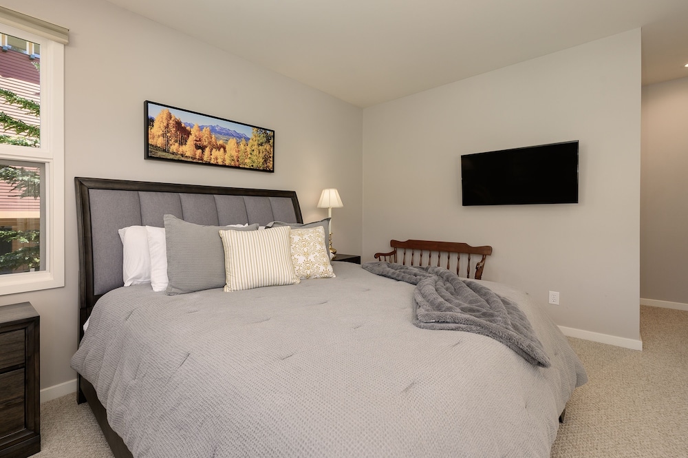 Trademark Condo Short Walk to Shuttle by RedAwning view 3