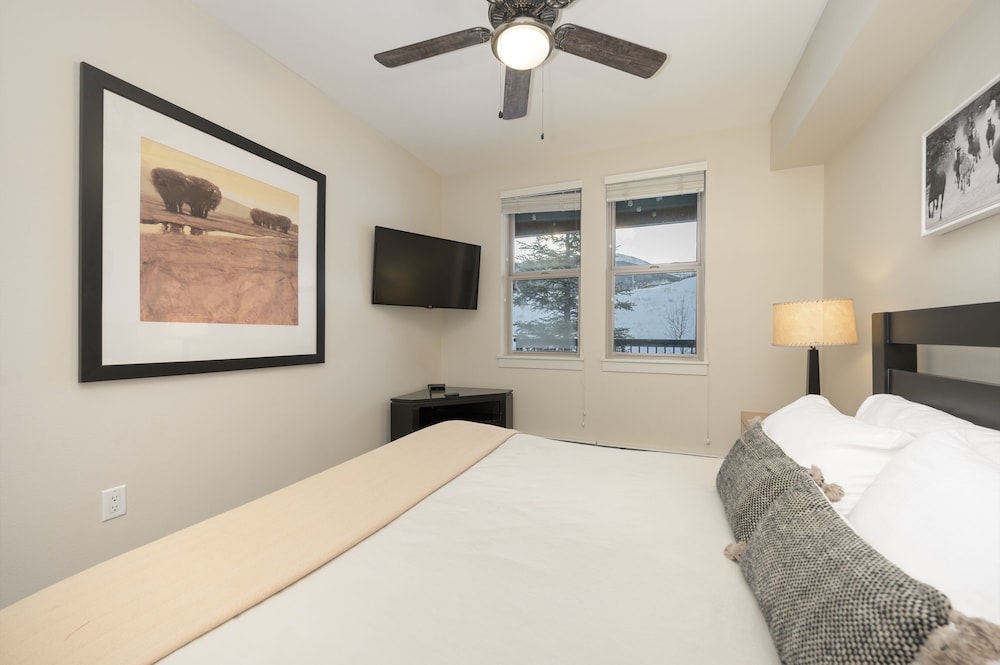 Founders Pointe 1 bedroom Condo by RedAwning