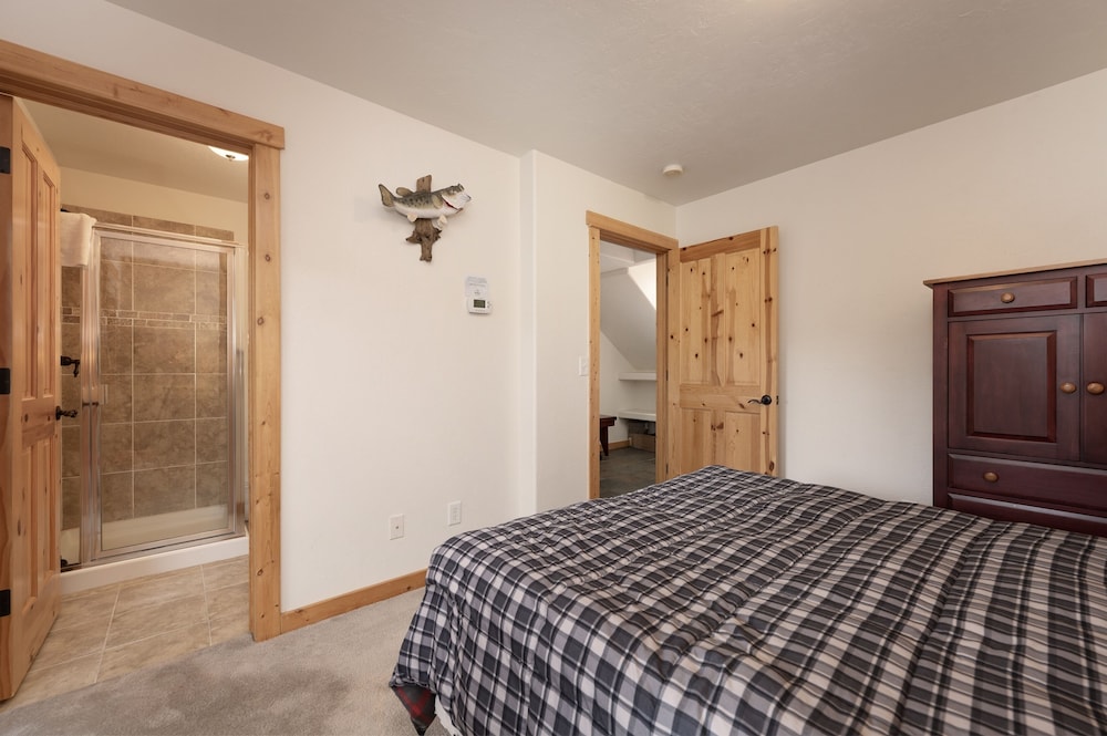 102 Willows Way 3 Bedroom Townhouse by RedAwning view 3