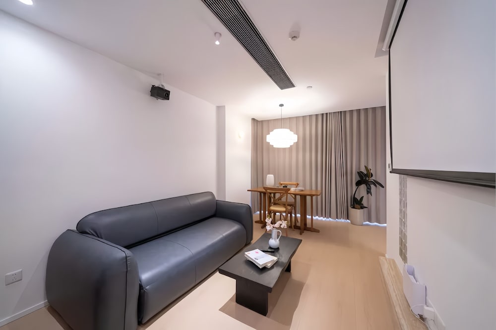 Shanghai Hills & Fan Stay