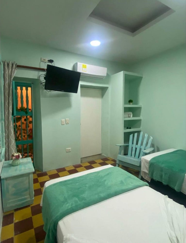 Room in Lodge - Cr-3 Room In Getsemani With Breakfast Wifi And Air Conditioning