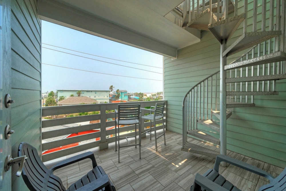 Sleeps 33! 4 Condos, Walk to the Beach, Resort-style Pool, Endless Summer Resort