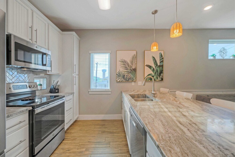 Sleeps 33! 4 Condos, Walk to the Beach, Resort-style Pool, Endless Summer Resort