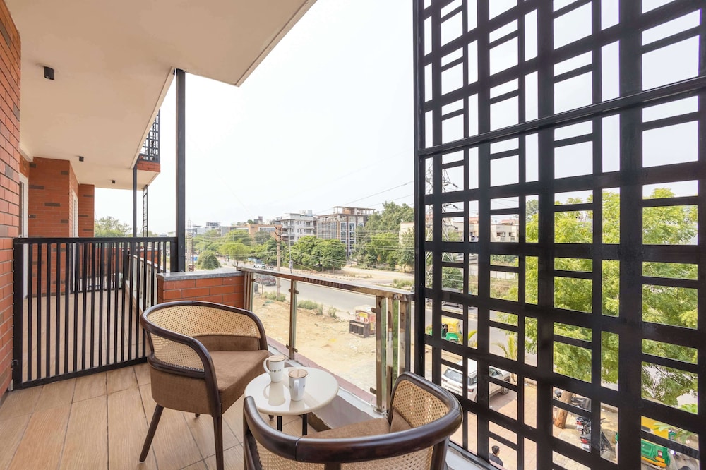 Saltstayz Premier - Sector 50 & Golf Course Ext Road