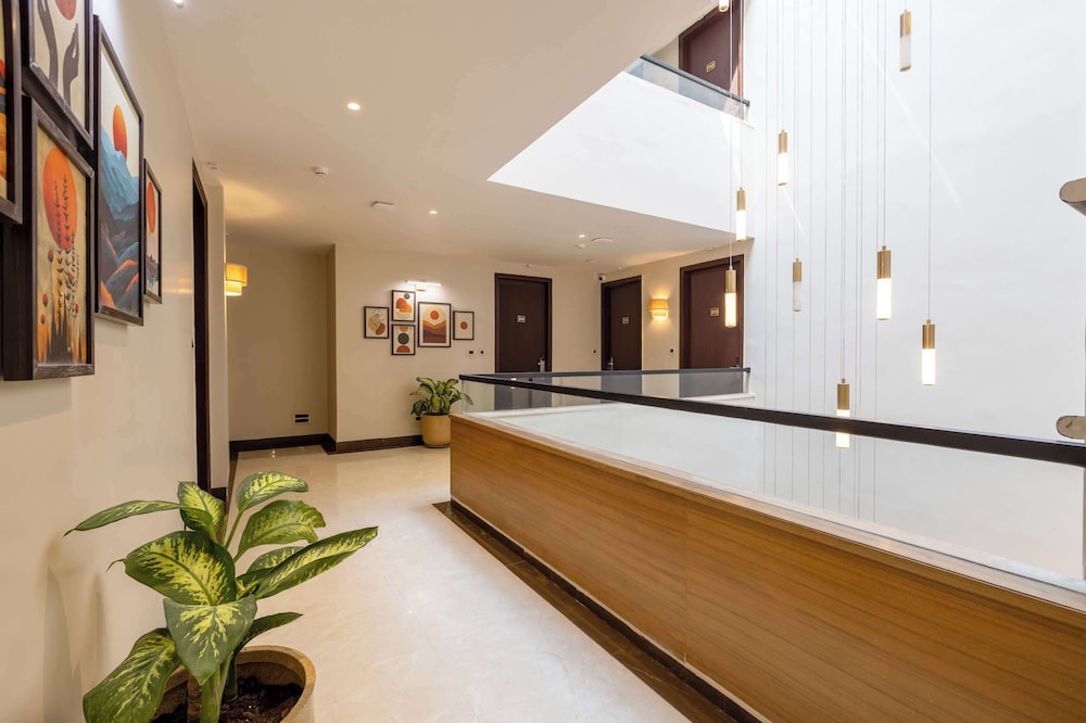 Saltstayz Premier - Sector 50 & Golf Course Ext Road