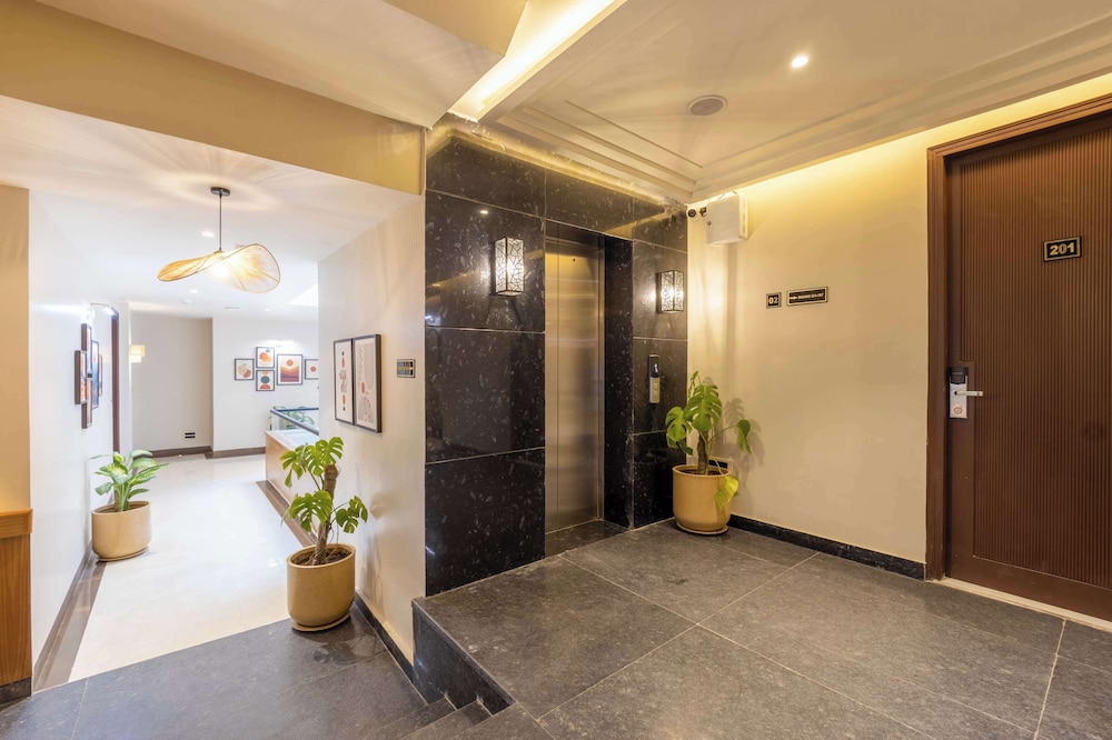 Saltstayz Premier - Sector 50 & Golf Course Ext Road
